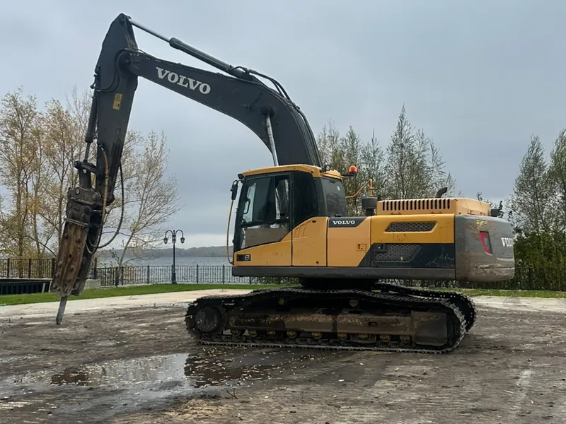 Гусеничный экскаватор Volvo EC250D с гидромолотом
