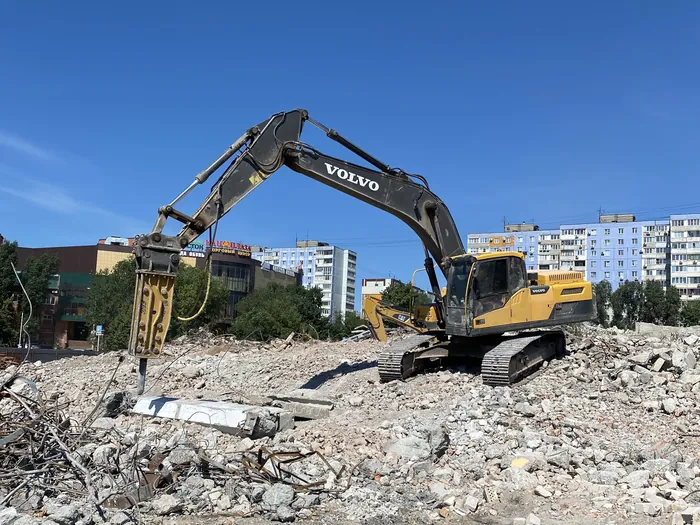 Демонтаж строения экскаватором с гидромолотом